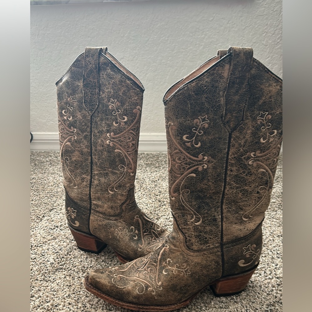 Women western boots size 8.5